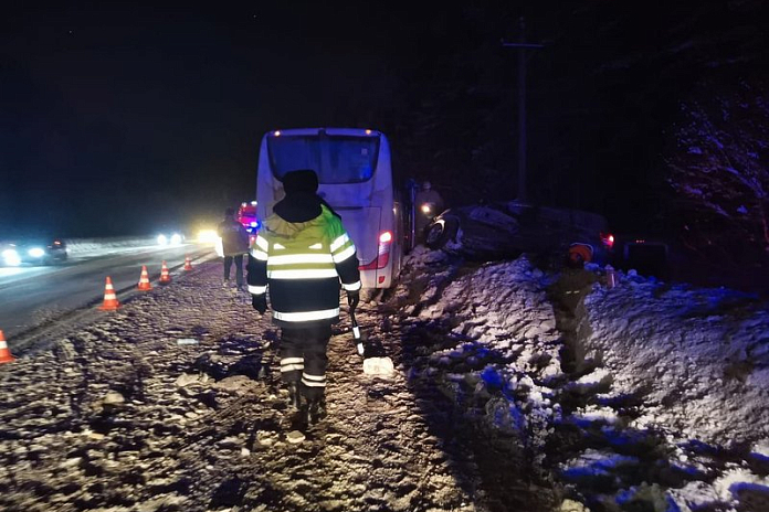 Два человека погибли в ДТП с легковушкой и автобусом в Свердловской области
