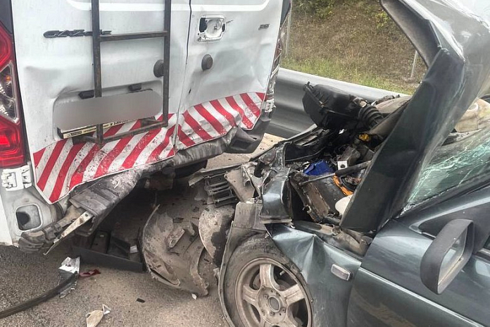Водитель легковушки погиб в аварии на трассе М-4 Дон в Воронежской области