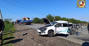 В утренней аварии с грузовиком в Чувашии погиб водитель иномарки