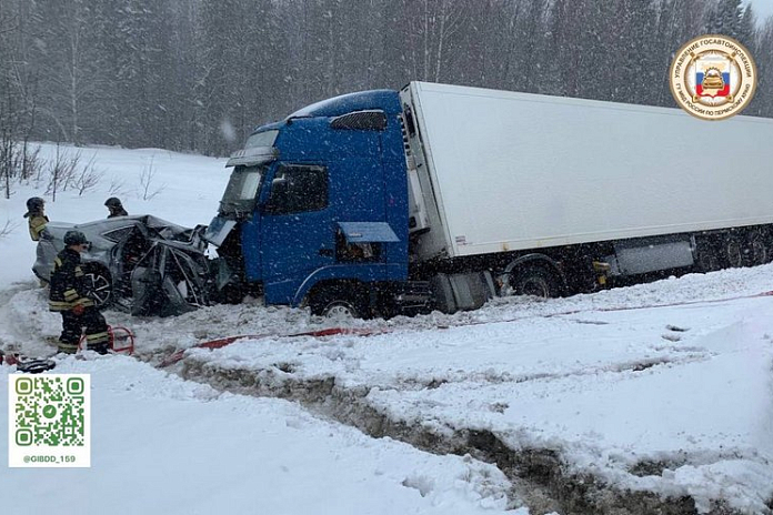 Водитель иномарки погиб при обгоне в запрещенном месте в Прикамье