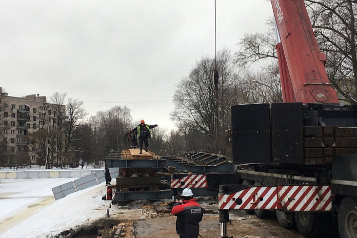 На мосту через Черную речку в Петербурге монтируют балки пролета