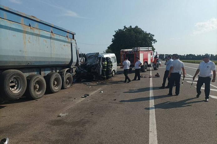 Три человека погибли в утреннем ДТП с микроавтобусом на Кубани