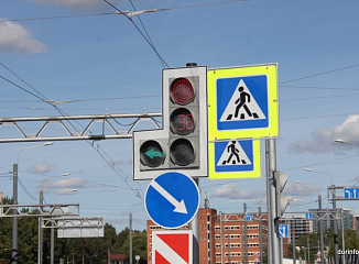 В этом году в Петербурге очистили более 7 тыс. знаков и светофоров