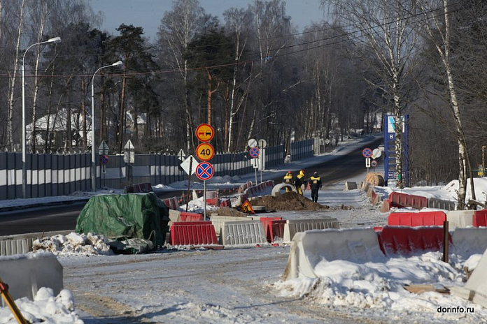 Продолжается строительство временного моста через реку Перехода в Новгородской области