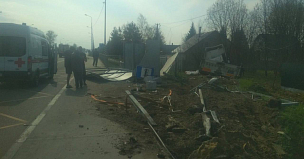 Грузовик снес автобусную остановку на трассе М-10 Россия в Ленобласти