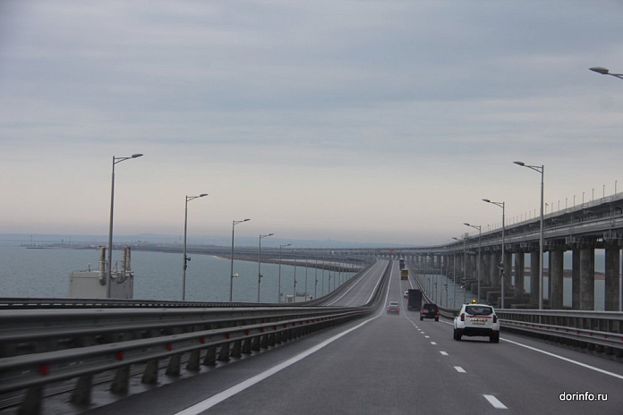 Днем 9 августа в очереди перед Крымским мостом со стороны Керчи находится более 700 авто