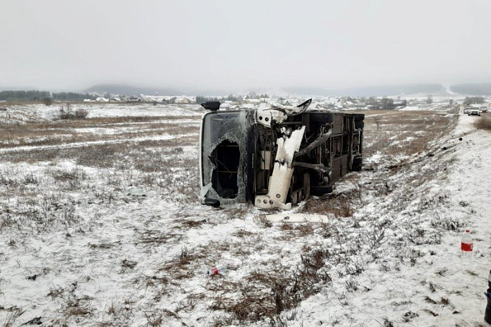 Один человек погиб в ДТП с двумя легковушками и автобусом в Башкирии