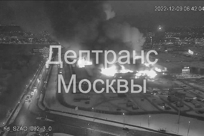 Изменены маршруты движения автобусов из-за возгорания на территории ТЦ в подмосковных Химках