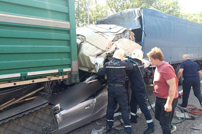 На Кубани легковушку зажало между двумя большегрузами: погибли три человека