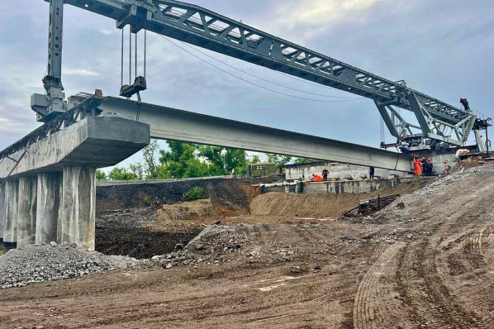 На мостах через реки Кальмиус и Кальчик в Мариуполе начался монтаж балок