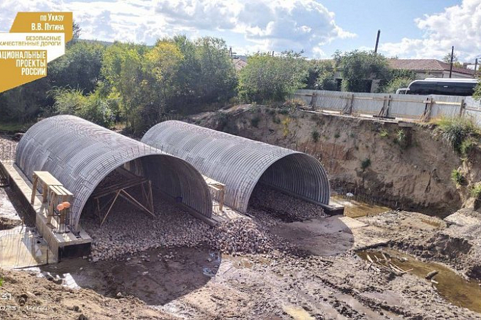 На новом мосту в Кяхте в Бурятии возвели арочные конструкции