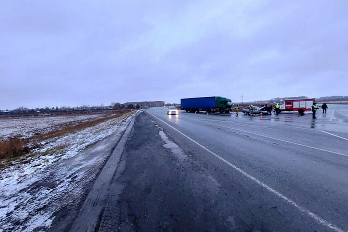 В ДТП с легковушкой и фурой под Омском погиб мужчина