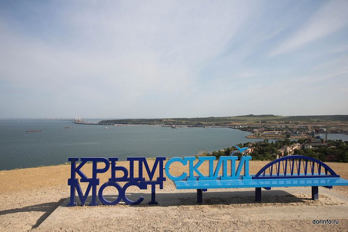 Днем 16 июля в очереди перед Крымским мостом со стороны Тамани находится чуть более 1 тыс. автомобилей