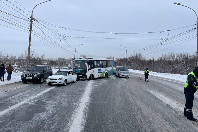 В массовом ДТП с автобусом на Ленинградском проспекте в Омске пострадали люди