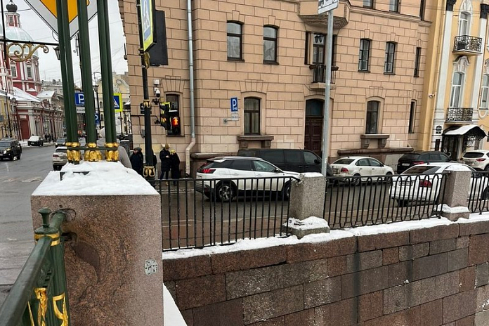 На набережной реки Фонтанки в Петербурге после ДТП пропало историческое ограждение