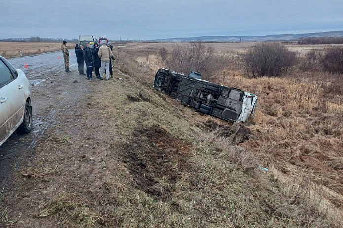 Автобус с рабочими опрокинулся в Красноярском крае: 9 человек обратились за медпомощью