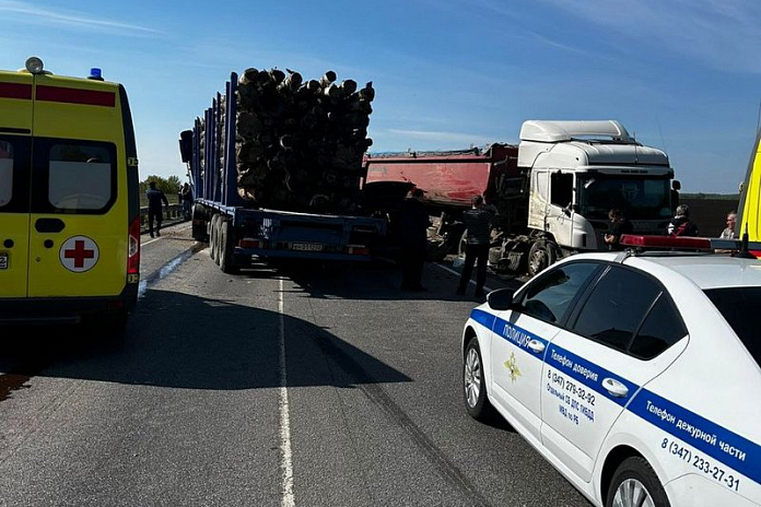 Грузовики и легковушка попали в ДТП на Западном обходе Уфы. Движение перекрыто