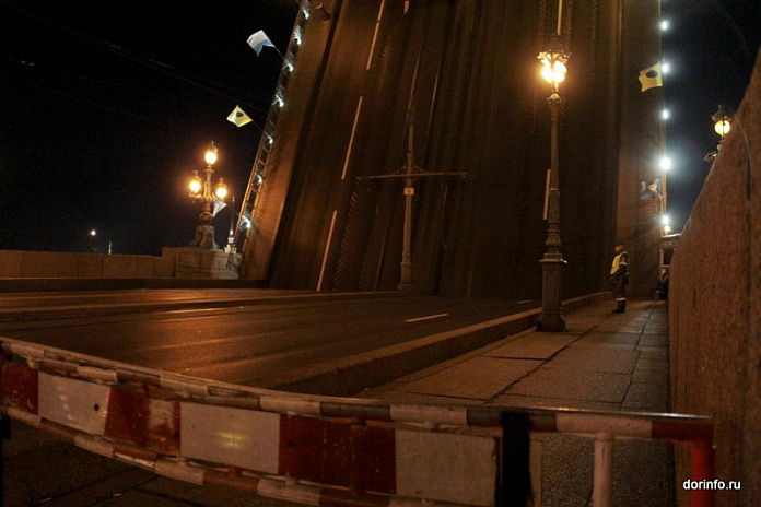 За сезон навигации мосты Петербурга развели 2238 раз