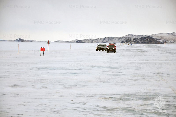 По льду озера Байкал открыта переправа на Ольхон