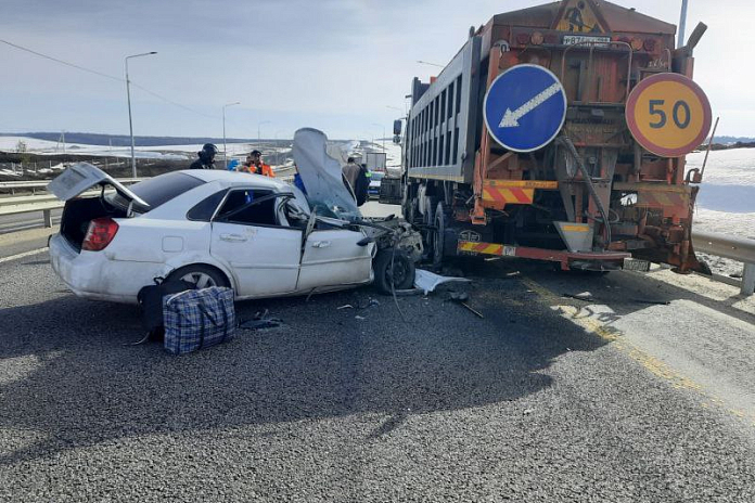 Водитель и трое пассажиров легковушки пострадали в аварии на трассе М-12 в Чувашии