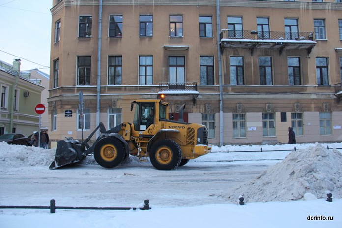 За неделю с дорог Петербурга вывезли 30 тыс. кубометров снега