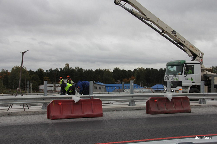 В Новосибирске на Октябрьском мосту завершилось бетонирование тротуара