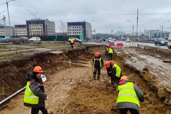 Демонтаж старого покрытия начали в зоне строительства тоннеля в подмосковном Путилкове