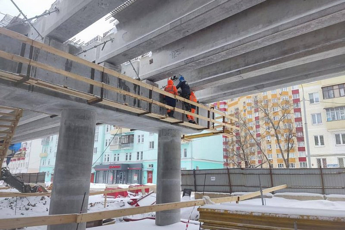 Пролет путепровода на Октябрьском проспекте в подмосковных Люберцах устроен на 40 %