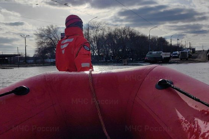 Паводок в Оренбуржье: глава Минстроя РФ осмотрел зону подтопления в Орске