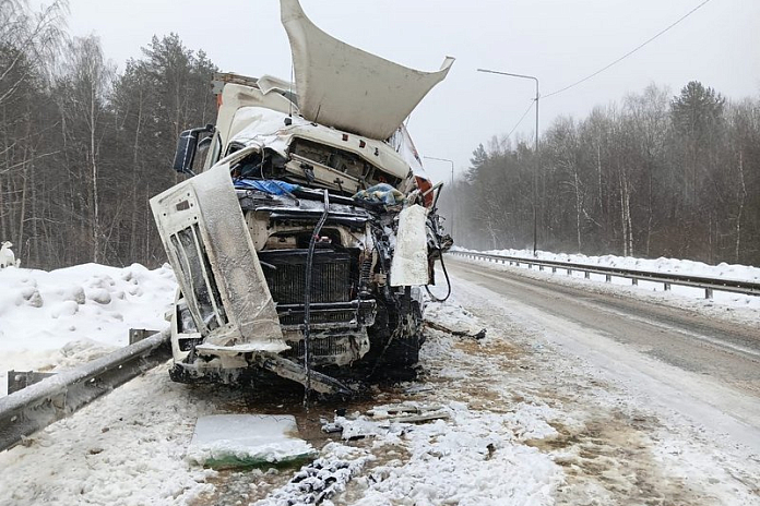 В аварии с двумя фурами на трассе Р-243 в Кировской области погиб человек