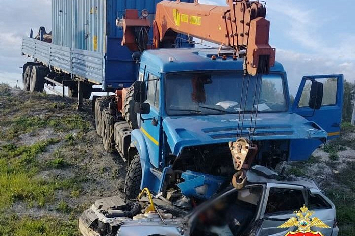 Ребенок и двое взрослых погибли в ДТП с легковушкой и КамАЗом в Кузбассе