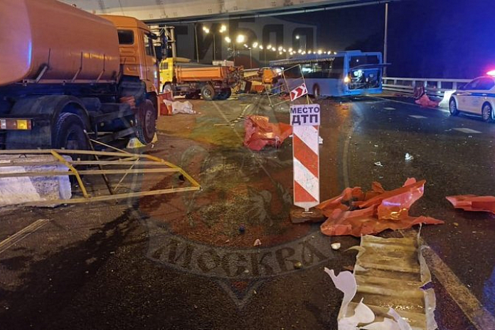 В ночном ДТП с автобусом и грузовиком на МКАД в Москве погиб человек