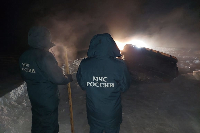 Самосвал провалился под лед на зимнике Кангалассы - Соттинцы в Якутии: движение закрыто