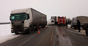 Водитель КАМАЗа погиб в аварии с большегрузом на трассе Р-402 в Тюменской области
