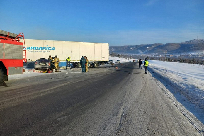 Пассажирка легковушки погибла в аварии с грузовиком на трассе М-5 Урал в Челябинской области