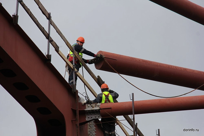 На железнодорожной части Крымского моста идут финальные работы по монтажу второго пролета