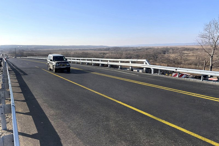 Половину нового путепровода на трассе А-370 Уссури у Кипарисово в Приморье открыли
