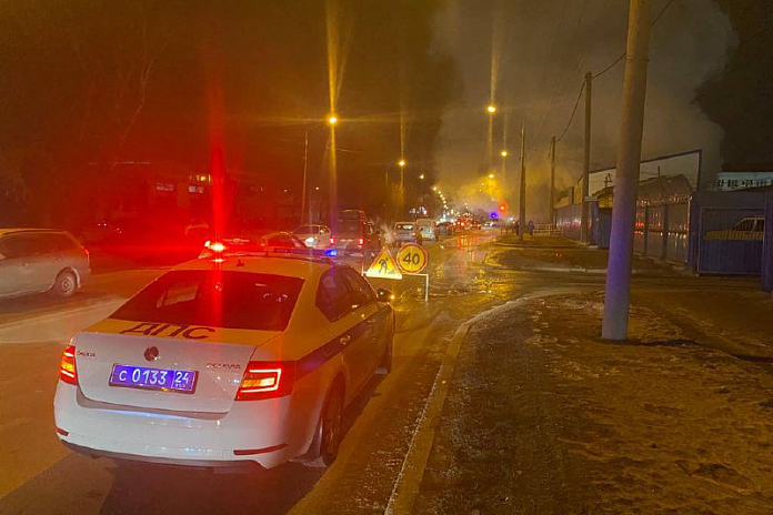 В районе коммунальной аварии на улице 60 лет Октября в Красноярске работает ГИБДД