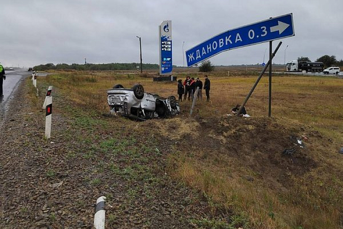 Водитель иномарки погиб при опрокидывании с трассы М-4 Дон в Ростовской области