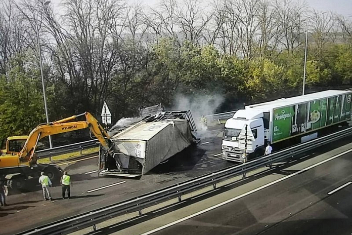 Авария с загоревшимся грузовиком затруднила движение на трассе М-4 Дон на Кубани