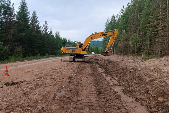 На участке ремонта трассы А-331 Вилюй в Иркутской области восстанавливают водоотвод