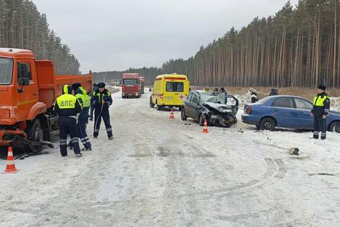 Массовая авария ограничила движение на трассе Р-351 в Свердловской области