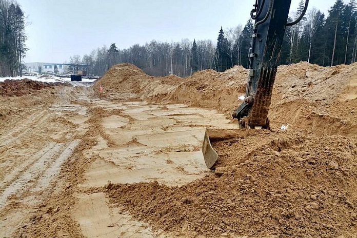 На съездах Афанасовского шоссе в Подмосковье приступили к устройству земполотна