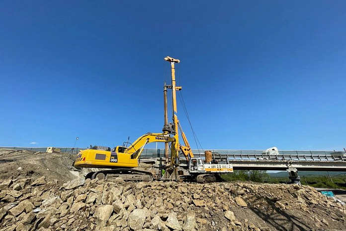 На путепроводе на трассе А-370 Уссури в районе Кипарисово в Приморье приступили к сооружению опор