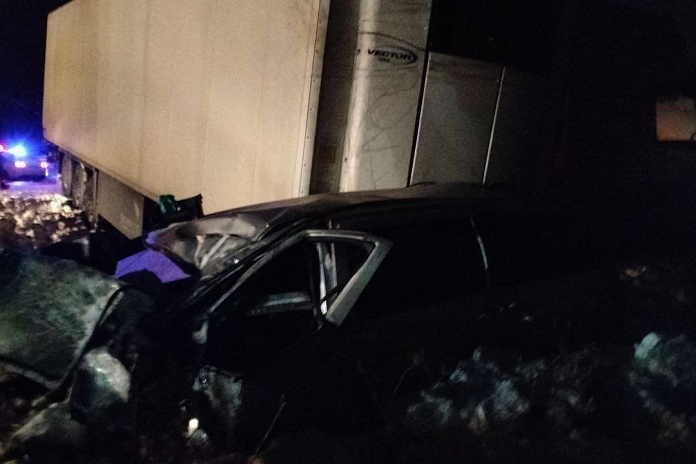 Водитель иномарки погиб в аварии с фурой на трассе Р-402 в Тюменской области