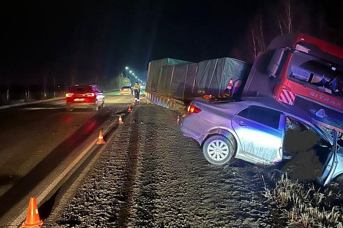 Водитель и пассажир легковушки погибли в ДТП с грузовиком на обходе Челябинска