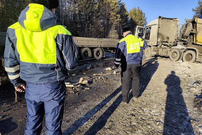 В ДТП с двумя грузовиками на трассе в Свердловской области погиб человек