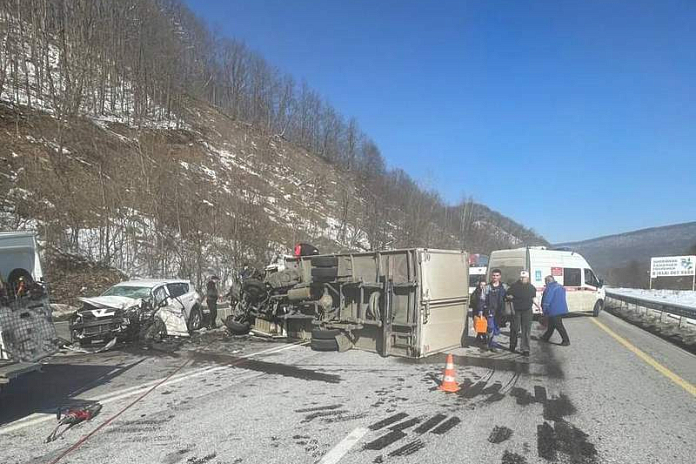 Четыре человека пострадали в аварии на трассе М-4 Дон на Кубани
