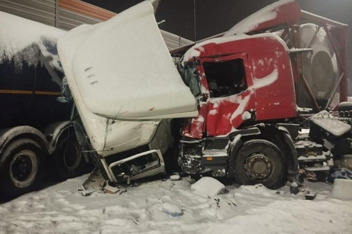 В ДТП с большегрузами на ЦКАД в Подмосковье погиб человек