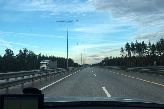 Около часа было перекрыто движение по трассе М-11 в Новгородской области из-за ДТП
